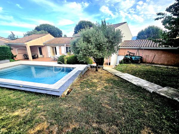 EXCLUSIVITÉ 
Cette villa, nichée dans un quartier prisé de Payrin-Augmontel, vous accueille avec son jardin paysager et son allée goudronnée.

Au rez-de-chaussée, elle se compose d'un hall d'entrée avec toilettes, d'un vaste espace de vie intégrant une cuisine ouverte et un salon agrémenté d'un poêle à bois, l'ensemble s'ouvrant sur un extérieur doté d'une piscine maçonnée et de sa grande plage ainsi que de deux terrasses.

Le demi-étage supérieur abrite trois chambres équipées de placards intégrés, ainsi qu'une salle de bain avec toilettes.

Le demi-sous-sol comprend une chambre spacieuse (pouvant servir de salle de jeux ou d'atelier), une buanderie et un espace de rangement.

À l'extérieur, un garage double offre un accès à l'avant et à l'arrière de la propriété.
Une visite est recommandée pour se rendre compte du potentiel de ce bien !