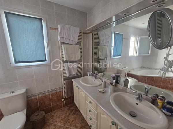 EXCLUSIVITÉ 
Cette villa, nichée dans un quartier prisé de Payrin-Augmontel, vous accueille avec son jardin paysager et son allée goudronnée.

Au rez-de-chaussée, elle se compose d'un hall d'entrée avec toilettes, d'un vaste espace de vie intégrant une cuisine ouverte et un salon agrémenté d'un poêle à bois, l'ensemble s'ouvrant sur un extérieur doté d'une piscine maçonnée et de sa grande plage ainsi que de deux terrasses.

Le demi-étage supérieur abrite trois chambres équipées de placards intégrés, ainsi qu'une salle de bain avec toilettes.

Le demi-sous-sol comprend une chambre spacieuse (pouvant servir de salle de jeux ou d'atelier), une buanderie et un espace de rangement.

À l'extérieur, un garage double offre un accès à l'avant et à l'arrière de la propriété.
Une visite est recommandée pour se rendre compte du potentiel de ce bien !