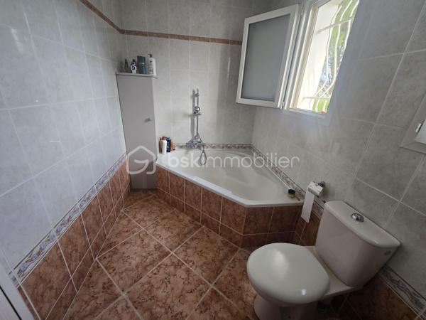 EXCLUSIVITÉ 
Cette villa, nichée dans un quartier prisé de Payrin-Augmontel, vous accueille avec son jardin paysager et son allée goudronnée.

Au rez-de-chaussée, elle se compose d'un hall d'entrée avec toilettes, d'un vaste espace de vie intégrant une cuisine ouverte et un salon agrémenté d'un poêle à bois, l'ensemble s'ouvrant sur un extérieur doté d'une piscine maçonnée et de sa grande plage ainsi que de deux terrasses.

Le demi-étage supérieur abrite trois chambres équipées de placards intégrés, ainsi qu'une salle de bain avec toilettes.

Le demi-sous-sol comprend une chambre spacieuse (pouvant servir de salle de jeux ou d'atelier), une buanderie et un espace de rangement.

À l'extérieur, un garage double offre un accès à l'avant et à l'arrière de la propriété.
Une visite est recommandée pour se rendre compte du potentiel de ce bien !