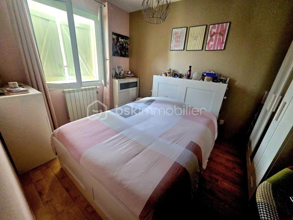 EXCLUSIVITÉ 
Cette villa, nichée dans un quartier prisé de Payrin-Augmontel, vous accueille avec son jardin paysager et son allée goudronnée.

Au rez-de-chaussée, elle se compose d'un hall d'entrée avec toilettes, d'un vaste espace de vie intégrant une cuisine ouverte et un salon agrémenté d'un poêle à bois, l'ensemble s'ouvrant sur un extérieur doté d'une piscine maçonnée et de sa grande plage ainsi que de deux terrasses.

Le demi-étage supérieur abrite trois chambres équipées de placards intégrés, ainsi qu'une salle de bain avec toilettes.

Le demi-sous-sol comprend une chambre spacieuse (pouvant servir de salle de jeux ou d'atelier), une buanderie et un espace de rangement.

À l'extérieur, un garage double offre un accès à l'avant et à l'arrière de la propriété.
Une visite est recommandée pour se rendre compte du potentiel de ce bien !