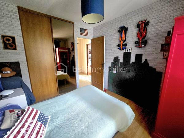 EXCLUSIVITÉ 
Cette villa, nichée dans un quartier prisé de Payrin-Augmontel, vous accueille avec son jardin paysager et son allée goudronnée.

Au rez-de-chaussée, elle se compose d'un hall d'entrée avec toilettes, d'un vaste espace de vie intégrant une cuisine ouverte et un salon agrémenté d'un poêle à bois, l'ensemble s'ouvrant sur un extérieur doté d'une piscine maçonnée et de sa grande plage ainsi que de deux terrasses.

Le demi-étage supérieur abrite trois chambres équipées de placards intégrés, ainsi qu'une salle de bain avec toilettes.

Le demi-sous-sol comprend une chambre spacieuse (pouvant servir de salle de jeux ou d'atelier), une buanderie et un espace de rangement.

À l'extérieur, un garage double offre un accès à l'avant et à l'arrière de la propriété.
Une visite est recommandée pour se rendre compte du potentiel de ce bien !