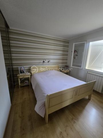 EXCLUSIVITÉ 
Cette villa, nichée dans un quartier prisé de Payrin-Augmontel, vous accueille avec son jardin paysager et son allée goudronnée.

Au rez-de-chaussée, elle se compose d'un hall d'entrée avec toilettes, d'un vaste espace de vie intégrant une cuisine ouverte et un salon agrémenté d'un poêle à bois, l'ensemble s'ouvrant sur un extérieur doté d'une piscine maçonnée et de sa grande plage ainsi que de deux terrasses.

Le demi-étage supérieur abrite trois chambres équipées de placards intégrés, ainsi qu'une salle de bain avec toilettes.

Le demi-sous-sol comprend une chambre spacieuse (pouvant servir de salle de jeux ou d'atelier), une buanderie et un espace de rangement.

À l'extérieur, un garage double offre un accès à l'avant et à l'arrière de la propriété.
Une visite est recommandée pour se rendre compte du potentiel de ce bien !