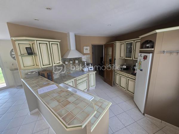 EXCLUSIVITÉ 
Cette villa, nichée dans un quartier prisé de Payrin-Augmontel, vous accueille avec son jardin paysager et son allée goudronnée.

Au rez-de-chaussée, elle se compose d'un hall d'entrée avec toilettes, d'un vaste espace de vie intégrant une cuisine ouverte et un salon agrémenté d'un poêle à bois, l'ensemble s'ouvrant sur un extérieur doté d'une piscine maçonnée et de sa grande plage ainsi que de deux terrasses.

Le demi-étage supérieur abrite trois chambres équipées de placards intégrés, ainsi qu'une salle de bain avec toilettes.

Le demi-sous-sol comprend une chambre spacieuse (pouvant servir de salle de jeux ou d'atelier), une buanderie et un espace de rangement.

À l'extérieur, un garage double offre un accès à l'avant et à l'arrière de la propriété.
Une visite est recommandée pour se rendre compte du potentiel de ce bien !