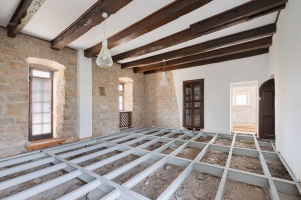 Manoir du 16ème siècle, partiellement rénové, idéal investissement locatif ou touristique
