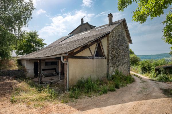 Manoir du 16ème siècle, partiellement rénové, idéal investissement locatif ou touristique