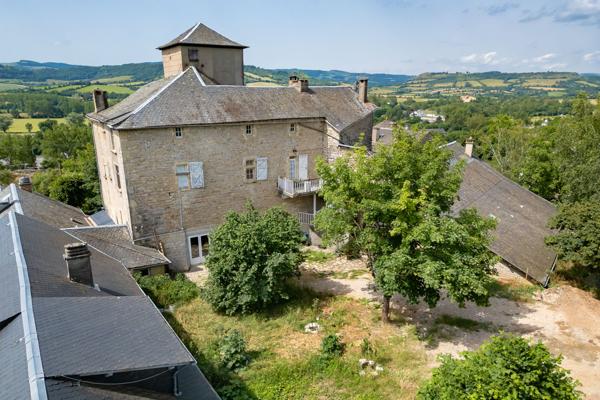Manoir du 16ème siècle, partiellement rénové, idéal investissement locatif ou touristique