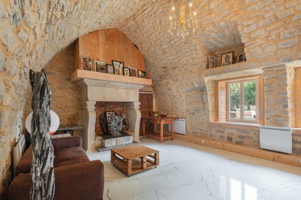 Manoir du 16ème siècle, partiellement rénové, idéal investissement locatif ou touristique
