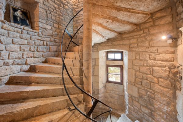 Manoir du 16ème siècle, partiellement rénové, idéal investissement locatif ou touristique