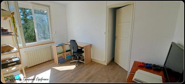 Dpt Vienne (86), Située à COUHE maison rénovée P8 d'environ 150m² - Terrain de 457 m²- commodités de PLAIN-PIED