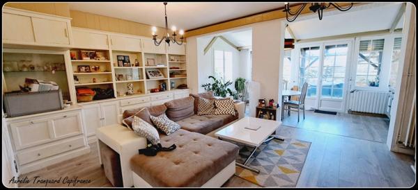 Dpt Vienne (86), Située à COUHE maison rénovée P8 d'environ 150m² - Terrain de 457 m²- commodités de PLAIN-PIED