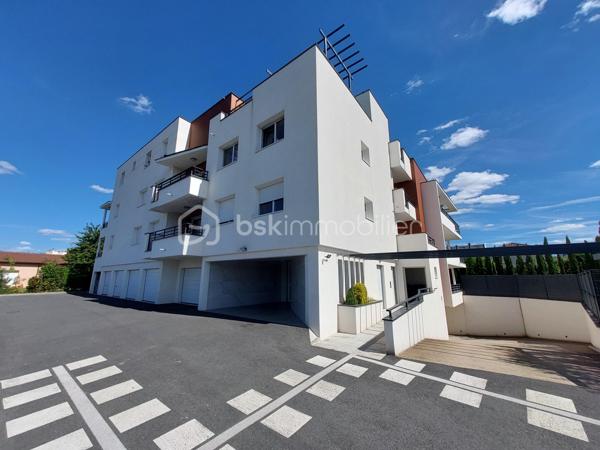 🏡 CLERMONT-FERRAND – T3 RÉCENT AVEC TERRASSE ET GARAGE EN SOUS-SOL

Et si vous n’aviez plus qu’à poser vos valises ?

Je vous invite à découvrir ce bel appartement T3 de **65 m²**, situé au **2ᵉ étage avec ascenseur** d'une résidence récente de **2020**, fermée et sécurisée, offrant confort, modernité et sérénité au quotidien.

✨ **Ses atouts :**
✔ Résidence de standing avec visiophone et accès sécurisé
✔ Belle pièce de vie lumineuse ouvrant sur une agréable terrasse exposée **Sud-Est**
✔ Cuisine fonctionnelle ouverte sur le séjour
✔ Deux chambres avec placards intégrés
✔ Salle d'eau moderne
✔ WC indépendant
✔ Vue dégagée depuis la terrasse

Pour votre confort, vous bénéficierez également d'un **garage fermé en sous-sol**, un véritable avantage en ville.

🔥 Chauffage individuel au gaz
📈 DPE : C

Idéalement situé à Clermont-Ferrand, cet appartement conviendra parfaitement à un couple, une petite famille ou un investisseur recherchant un bien récent sans travaux.

📞 Une visite s'impose ! Contactez-moi dès maintenant pour découvrir ce bien.

**Anthony Dée**
BSK Immobilier
📱 06 69 01 87 56
📧 [a.dee@bskimmobilier.com](mailto:a.dee@bskimmobilier.com)