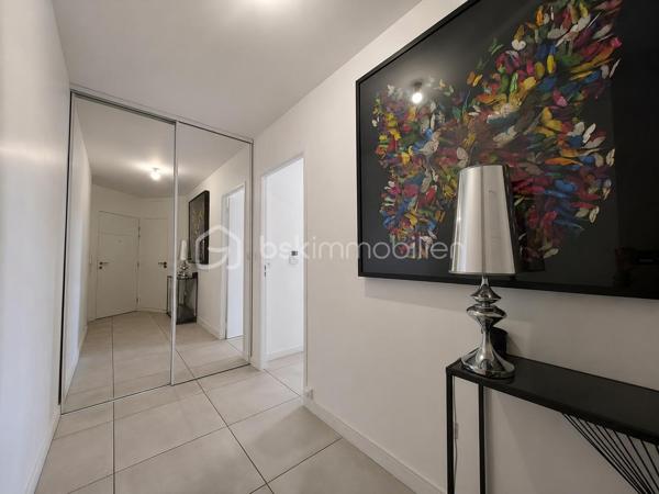 🏡 CLERMONT-FERRAND – T3 RÉCENT AVEC TERRASSE ET GARAGE EN SOUS-SOL

Et si vous n’aviez plus qu’à poser vos valises ?

Je vous invite à découvrir ce bel appartement T3 de **65 m²**, situé au **2ᵉ étage avec ascenseur** d'une résidence récente de **2020**, fermée et sécurisée, offrant confort, modernité et sérénité au quotidien.

✨ **Ses atouts :**
✔ Résidence de standing avec visiophone et accès sécurisé
✔ Belle pièce de vie lumineuse ouvrant sur une agréable terrasse exposée **Sud-Est**
✔ Cuisine fonctionnelle ouverte sur le séjour
✔ Deux chambres avec placards intégrés
✔ Salle d'eau moderne
✔ WC indépendant
✔ Vue dégagée depuis la terrasse

Pour votre confort, vous bénéficierez également d'un **garage fermé en sous-sol**, un véritable avantage en ville.

🔥 Chauffage individuel au gaz
📈 DPE : C

Idéalement situé à Clermont-Ferrand, cet appartement conviendra parfaitement à un couple, une petite famille ou un investisseur recherchant un bien récent sans travaux.

📞 Une visite s'impose ! Contactez-moi dès maintenant pour découvrir ce bien.

**Anthony Dée**
BSK Immobilier
📱 06 69 01 87 56
📧 [a.dee@bskimmobilier.com](mailto:a.dee@bskimmobilier.com)