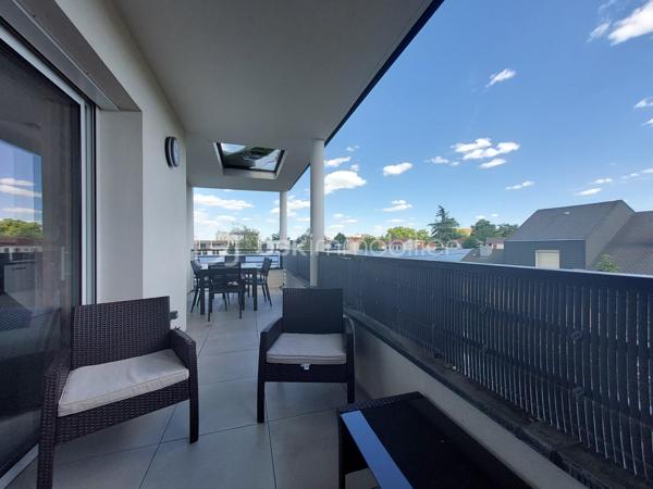 🏡 CLERMONT-FERRAND – T3 RÉCENT AVEC TERRASSE ET GARAGE EN SOUS-SOL

Et si vous n’aviez plus qu’à poser vos valises ?

Je vous invite à découvrir ce bel appartement T3 de **65 m²**, situé au **2ᵉ étage avec ascenseur** d'une résidence récente de **2020**, fermée et sécurisée, offrant confort, modernité et sérénité au quotidien.

✨ **Ses atouts :**
✔ Résidence de standing avec visiophone et accès sécurisé
✔ Belle pièce de vie lumineuse ouvrant sur une agréable terrasse exposée **Sud-Est**
✔ Cuisine fonctionnelle ouverte sur le séjour
✔ Deux chambres avec placards intégrés
✔ Salle d'eau moderne
✔ WC indépendant
✔ Vue dégagée depuis la terrasse

Pour votre confort, vous bénéficierez également d'un **garage fermé en sous-sol**, un véritable avantage en ville.

🔥 Chauffage individuel au gaz
📈 DPE : C

Idéalement situé à Clermont-Ferrand, cet appartement conviendra parfaitement à un couple, une petite famille ou un investisseur recherchant un bien récent sans travaux.

📞 Une visite s'impose ! Contactez-moi dès maintenant pour découvrir ce bien.

**Anthony Dée**
BSK Immobilier
📱 06 69 01 87 56
📧 [a.dee@bskimmobilier.com](mailto:a.dee@bskimmobilier.com)
