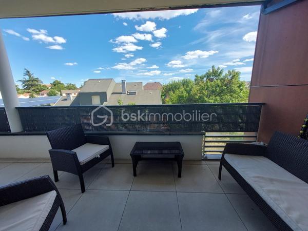 🏡 CLERMONT-FERRAND – T3 RÉCENT AVEC TERRASSE ET GARAGE EN SOUS-SOL

Et si vous n’aviez plus qu’à poser vos valises ?

Je vous invite à découvrir ce bel appartement T3 de **65 m²**, situé au **2ᵉ étage avec ascenseur** d'une résidence récente de **2020**, fermée et sécurisée, offrant confort, modernité et sérénité au quotidien.

✨ **Ses atouts :**
✔ Résidence de standing avec visiophone et accès sécurisé
✔ Belle pièce de vie lumineuse ouvrant sur une agréable terrasse exposée **Sud-Est**
✔ Cuisine fonctionnelle ouverte sur le séjour
✔ Deux chambres avec placards intégrés
✔ Salle d'eau moderne
✔ WC indépendant
✔ Vue dégagée depuis la terrasse

Pour votre confort, vous bénéficierez également d'un **garage fermé en sous-sol**, un véritable avantage en ville.

🔥 Chauffage individuel au gaz
📈 DPE : C

Idéalement situé à Clermont-Ferrand, cet appartement conviendra parfaitement à un couple, une petite famille ou un investisseur recherchant un bien récent sans travaux.

📞 Une visite s'impose ! Contactez-moi dès maintenant pour découvrir ce bien.

**Anthony Dée**
BSK Immobilier
📱 06 69 01 87 56
📧 [a.dee@bskimmobilier.com](mailto:a.dee@bskimmobilier.com)