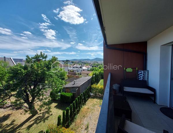 🏡 CLERMONT-FERRAND – T3 RÉCENT AVEC TERRASSE ET GARAGE EN SOUS-SOL

Et si vous n’aviez plus qu’à poser vos valises ?

Je vous invite à découvrir ce bel appartement T3 de **65 m²**, situé au **2ᵉ étage avec ascenseur** d'une résidence récente de **2020**, fermée et sécurisée, offrant confort, modernité et sérénité au quotidien.

✨ **Ses atouts :**
✔ Résidence de standing avec visiophone et accès sécurisé
✔ Belle pièce de vie lumineuse ouvrant sur une agréable terrasse exposée **Sud-Est**
✔ Cuisine fonctionnelle ouverte sur le séjour
✔ Deux chambres avec placards intégrés
✔ Salle d'eau moderne
✔ WC indépendant
✔ Vue dégagée depuis la terrasse

Pour votre confort, vous bénéficierez également d'un **garage fermé en sous-sol**, un véritable avantage en ville.

🔥 Chauffage individuel au gaz
📈 DPE : C

Idéalement situé à Clermont-Ferrand, cet appartement conviendra parfaitement à un couple, une petite famille ou un investisseur recherchant un bien récent sans travaux.

📞 Une visite s'impose ! Contactez-moi dès maintenant pour découvrir ce bien.

**Anthony Dée**
BSK Immobilier
📱 06 69 01 87 56
📧 [a.dee@bskimmobilier.com](mailto:a.dee@bskimmobilier.com)
