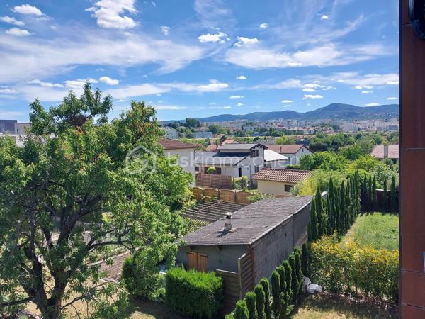 🏡 CLERMONT-FERRAND – T3 RÉCENT AVEC TERRASSE ET GARAGE EN SOUS-SOL

Et si vous n’aviez plus qu’à poser vos valises ?

Je vous invite à découvrir ce bel appartement T3 de **65 m²**, situé au **2ᵉ étage avec ascenseur** d'une résidence récente de **2020**, fermée et sécurisée, offrant confort, modernité et sérénité au quotidien.

✨ **Ses atouts :**
✔ Résidence de standing avec visiophone et accès sécurisé
✔ Belle pièce de vie lumineuse ouvrant sur une agréable terrasse exposée **Sud-Est**
✔ Cuisine fonctionnelle ouverte sur le séjour
✔ Deux chambres avec placards intégrés
✔ Salle d'eau moderne
✔ WC indépendant
✔ Vue dégagée depuis la terrasse

Pour votre confort, vous bénéficierez également d'un **garage fermé en sous-sol**, un véritable avantage en ville.

🔥 Chauffage individuel au gaz
📈 DPE : C

Idéalement situé à Clermont-Ferrand, cet appartement conviendra parfaitement à un couple, une petite famille ou un investisseur recherchant un bien récent sans travaux.

📞 Une visite s'impose ! Contactez-moi dès maintenant pour découvrir ce bien.

**Anthony Dée**
BSK Immobilier
📱 06 69 01 87 56
📧 [a.dee@bskimmobilier.com](mailto:a.dee@bskimmobilier.com)