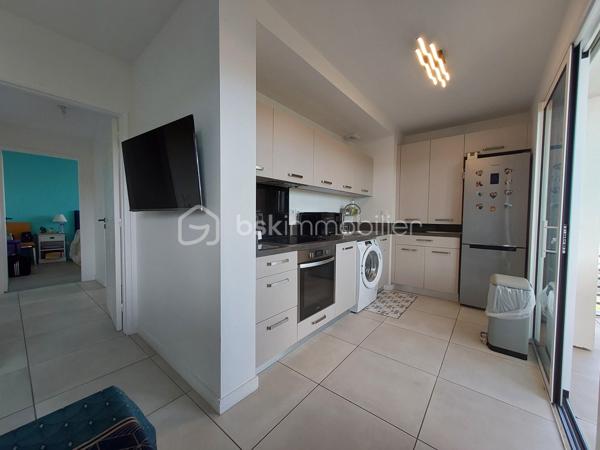 🏡 CLERMONT-FERRAND – T3 RÉCENT AVEC TERRASSE ET GARAGE EN SOUS-SOL

Et si vous n’aviez plus qu’à poser vos valises ?

Je vous invite à découvrir ce bel appartement T3 de **65 m²**, situé au **2ᵉ étage avec ascenseur** d'une résidence récente de **2020**, fermée et sécurisée, offrant confort, modernité et sérénité au quotidien.

✨ **Ses atouts :**
✔ Résidence de standing avec visiophone et accès sécurisé
✔ Belle pièce de vie lumineuse ouvrant sur une agréable terrasse exposée **Sud-Est**
✔ Cuisine fonctionnelle ouverte sur le séjour
✔ Deux chambres avec placards intégrés
✔ Salle d'eau moderne
✔ WC indépendant
✔ Vue dégagée depuis la terrasse

Pour votre confort, vous bénéficierez également d'un **garage fermé en sous-sol**, un véritable avantage en ville.

🔥 Chauffage individuel au gaz
📈 DPE : C

Idéalement situé à Clermont-Ferrand, cet appartement conviendra parfaitement à un couple, une petite famille ou un investisseur recherchant un bien récent sans travaux.

📞 Une visite s'impose ! Contactez-moi dès maintenant pour découvrir ce bien.

**Anthony Dée**
BSK Immobilier
📱 06 69 01 87 56
📧 [a.dee@bskimmobilier.com](mailto:a.dee@bskimmobilier.com)