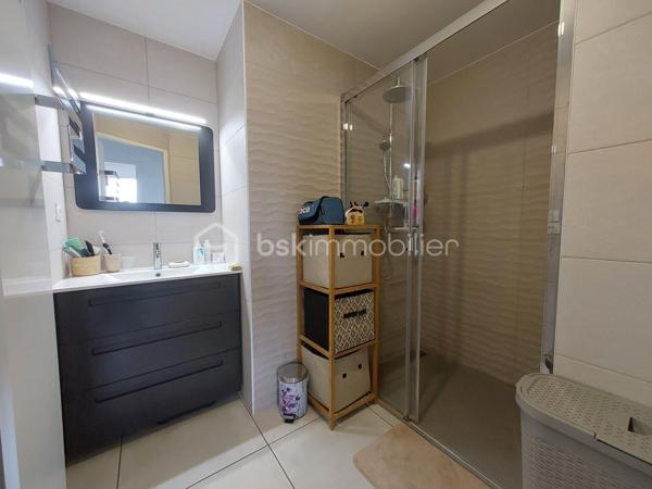 🏡 CLERMONT-FERRAND – T3 RÉCENT AVEC TERRASSE ET GARAGE EN SOUS-SOL

Et si vous n’aviez plus qu’à poser vos valises ?

Je vous invite à découvrir ce bel appartement T3 de **65 m²**, situé au **2ᵉ étage avec ascenseur** d'une résidence récente de **2020**, fermée et sécurisée, offrant confort, modernité et sérénité au quotidien.

✨ **Ses atouts :**
✔ Résidence de standing avec visiophone et accès sécurisé
✔ Belle pièce de vie lumineuse ouvrant sur une agréable terrasse exposée **Sud-Est**
✔ Cuisine fonctionnelle ouverte sur le séjour
✔ Deux chambres avec placards intégrés
✔ Salle d'eau moderne
✔ WC indépendant
✔ Vue dégagée depuis la terrasse

Pour votre confort, vous bénéficierez également d'un **garage fermé en sous-sol**, un véritable avantage en ville.

🔥 Chauffage individuel au gaz
📈 DPE : C

Idéalement situé à Clermont-Ferrand, cet appartement conviendra parfaitement à un couple, une petite famille ou un investisseur recherchant un bien récent sans travaux.

📞 Une visite s'impose ! Contactez-moi dès maintenant pour découvrir ce bien.

**Anthony Dée**
BSK Immobilier
📱 06 69 01 87 56
📧 [a.dee@bskimmobilier.com](mailto:a.dee@bskimmobilier.com)