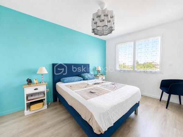 🏡 CLERMONT-FERRAND – T3 RÉCENT AVEC TERRASSE ET GARAGE EN SOUS-SOL

Et si vous n’aviez plus qu’à poser vos valises ?

Je vous invite à découvrir ce bel appartement T3 de **65 m²**, situé au **2ᵉ étage avec ascenseur** d'une résidence récente de **2020**, fermée et sécurisée, offrant confort, modernité et sérénité au quotidien.

✨ **Ses atouts :**
✔ Résidence de standing avec visiophone et accès sécurisé
✔ Belle pièce de vie lumineuse ouvrant sur une agréable terrasse exposée **Sud-Est**
✔ Cuisine fonctionnelle ouverte sur le séjour
✔ Deux chambres avec placards intégrés
✔ Salle d'eau moderne
✔ WC indépendant
✔ Vue dégagée depuis la terrasse

Pour votre confort, vous bénéficierez également d'un **garage fermé en sous-sol**, un véritable avantage en ville.

🔥 Chauffage individuel au gaz
📈 DPE : C

Idéalement situé à Clermont-Ferrand, cet appartement conviendra parfaitement à un couple, une petite famille ou un investisseur recherchant un bien récent sans travaux.

📞 Une visite s'impose ! Contactez-moi dès maintenant pour découvrir ce bien.

**Anthony Dée**
BSK Immobilier
📱 06 69 01 87 56
📧 [a.dee@bskimmobilier.com](mailto:a.dee@bskimmobilier.com)
