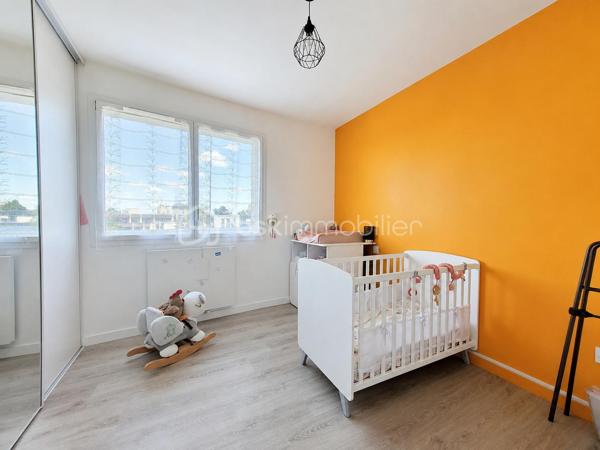 🏡 CLERMONT-FERRAND – T3 RÉCENT AVEC TERRASSE ET GARAGE EN SOUS-SOL

Et si vous n’aviez plus qu’à poser vos valises ?

Je vous invite à découvrir ce bel appartement T3 de **65 m²**, situé au **2ᵉ étage avec ascenseur** d'une résidence récente de **2020**, fermée et sécurisée, offrant confort, modernité et sérénité au quotidien.

✨ **Ses atouts :**
✔ Résidence de standing avec visiophone et accès sécurisé
✔ Belle pièce de vie lumineuse ouvrant sur une agréable terrasse exposée **Sud-Est**
✔ Cuisine fonctionnelle ouverte sur le séjour
✔ Deux chambres avec placards intégrés
✔ Salle d'eau moderne
✔ WC indépendant
✔ Vue dégagée depuis la terrasse

Pour votre confort, vous bénéficierez également d'un **garage fermé en sous-sol**, un véritable avantage en ville.

🔥 Chauffage individuel au gaz
📈 DPE : C

Idéalement situé à Clermont-Ferrand, cet appartement conviendra parfaitement à un couple, une petite famille ou un investisseur recherchant un bien récent sans travaux.

📞 Une visite s'impose ! Contactez-moi dès maintenant pour découvrir ce bien.

**Anthony Dée**
BSK Immobilier
📱 06 69 01 87 56
📧 [a.dee@bskimmobilier.com](mailto:a.dee@bskimmobilier.com)