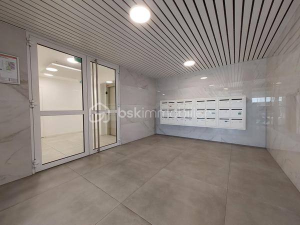 🏡 CLERMONT-FERRAND – T3 RÉCENT AVEC TERRASSE ET GARAGE EN SOUS-SOL

Et si vous n’aviez plus qu’à poser vos valises ?

Je vous invite à découvrir ce bel appartement T3 de **65 m²**, situé au **2ᵉ étage avec ascenseur** d'une résidence récente de **2020**, fermée et sécurisée, offrant confort, modernité et sérénité au quotidien.

✨ **Ses atouts :**
✔ Résidence de standing avec visiophone et accès sécurisé
✔ Belle pièce de vie lumineuse ouvrant sur une agréable terrasse exposée **Sud-Est**
✔ Cuisine fonctionnelle ouverte sur le séjour
✔ Deux chambres avec placards intégrés
✔ Salle d'eau moderne
✔ WC indépendant
✔ Vue dégagée depuis la terrasse

Pour votre confort, vous bénéficierez également d'un **garage fermé en sous-sol**, un véritable avantage en ville.

🔥 Chauffage individuel au gaz
📈 DPE : C

Idéalement situé à Clermont-Ferrand, cet appartement conviendra parfaitement à un couple, une petite famille ou un investisseur recherchant un bien récent sans travaux.

📞 Une visite s'impose ! Contactez-moi dès maintenant pour découvrir ce bien.

**Anthony Dée**
BSK Immobilier
📱 06 69 01 87 56
📧 [a.dee@bskimmobilier.com](mailto:a.dee@bskimmobilier.com)