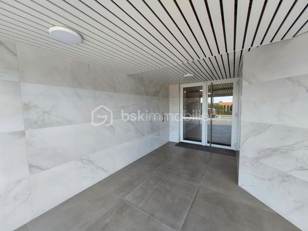 🏡 CLERMONT-FERRAND – T3 RÉCENT AVEC TERRASSE ET GARAGE EN SOUS-SOL

Et si vous n’aviez plus qu’à poser vos valises ?

Je vous invite à découvrir ce bel appartement T3 de **65 m²**, situé au **2ᵉ étage avec ascenseur** d'une résidence récente de **2020**, fermée et sécurisée, offrant confort, modernité et sérénité au quotidien.

✨ **Ses atouts :**
✔ Résidence de standing avec visiophone et accès sécurisé
✔ Belle pièce de vie lumineuse ouvrant sur une agréable terrasse exposée **Sud-Est**
✔ Cuisine fonctionnelle ouverte sur le séjour
✔ Deux chambres avec placards intégrés
✔ Salle d'eau moderne
✔ WC indépendant
✔ Vue dégagée depuis la terrasse

Pour votre confort, vous bénéficierez également d'un **garage fermé en sous-sol**, un véritable avantage en ville.

🔥 Chauffage individuel au gaz
📈 DPE : C

Idéalement situé à Clermont-Ferrand, cet appartement conviendra parfaitement à un couple, une petite famille ou un investisseur recherchant un bien récent sans travaux.

📞 Une visite s'impose ! Contactez-moi dès maintenant pour découvrir ce bien.

**Anthony Dée**
BSK Immobilier
📱 06 69 01 87 56
📧 [a.dee@bskimmobilier.com](mailto:a.dee@bskimmobilier.com)