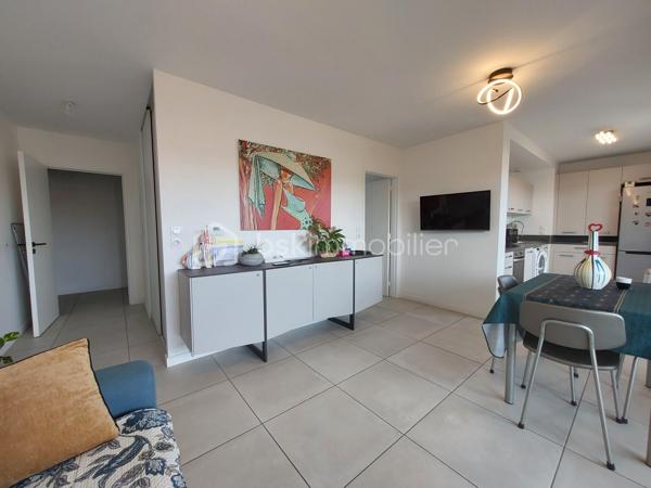 🏡 CLERMONT-FERRAND – T3 RÉCENT AVEC TERRASSE ET GARAGE EN SOUS-SOL

Et si vous n’aviez plus qu’à poser vos valises ?

Je vous invite à découvrir ce bel appartement T3 de **65 m²**, situé au **2ᵉ étage avec ascenseur** d'une résidence récente de **2020**, fermée et sécurisée, offrant confort, modernité et sérénité au quotidien.

✨ **Ses atouts :**
✔ Résidence de standing avec visiophone et accès sécurisé
✔ Belle pièce de vie lumineuse ouvrant sur une agréable terrasse exposée **Sud-Est**
✔ Cuisine fonctionnelle ouverte sur le séjour
✔ Deux chambres avec placards intégrés
✔ Salle d'eau moderne
✔ WC indépendant
✔ Vue dégagée depuis la terrasse

Pour votre confort, vous bénéficierez également d'un **garage fermé en sous-sol**, un véritable avantage en ville.

🔥 Chauffage individuel au gaz
📈 DPE : C

Idéalement situé à Clermont-Ferrand, cet appartement conviendra parfaitement à un couple, une petite famille ou un investisseur recherchant un bien récent sans travaux.

📞 Une visite s'impose ! Contactez-moi dès maintenant pour découvrir ce bien.

**Anthony Dée**
BSK Immobilier
📱 06 69 01 87 56
📧 [a.dee@bskimmobilier.com](mailto:a.dee@bskimmobilier.com)