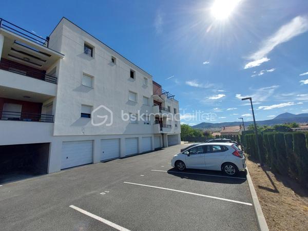 🏡 CLERMONT-FERRAND – T3 RÉCENT AVEC TERRASSE ET GARAGE EN SOUS-SOL

Et si vous n’aviez plus qu’à poser vos valises ?

Je vous invite à découvrir ce bel appartement T3 de **65 m²**, situé au **2ᵉ étage avec ascenseur** d'une résidence récente de **2020**, fermée et sécurisée, offrant confort, modernité et sérénité au quotidien.

✨ **Ses atouts :**
✔ Résidence de standing avec visiophone et accès sécurisé
✔ Belle pièce de vie lumineuse ouvrant sur une agréable terrasse exposée **Sud-Est**
✔ Cuisine fonctionnelle ouverte sur le séjour
✔ Deux chambres avec placards intégrés
✔ Salle d'eau moderne
✔ WC indépendant
✔ Vue dégagée depuis la terrasse

Pour votre confort, vous bénéficierez également d'un **garage fermé en sous-sol**, un véritable avantage en ville.

🔥 Chauffage individuel au gaz
📈 DPE : C

Idéalement situé à Clermont-Ferrand, cet appartement conviendra parfaitement à un couple, une petite famille ou un investisseur recherchant un bien récent sans travaux.

📞 Une visite s'impose ! Contactez-moi dès maintenant pour découvrir ce bien.

**Anthony Dée**
BSK Immobilier
📱 06 69 01 87 56
📧 [a.dee@bskimmobilier.com](mailto:a.dee@bskimmobilier.com)