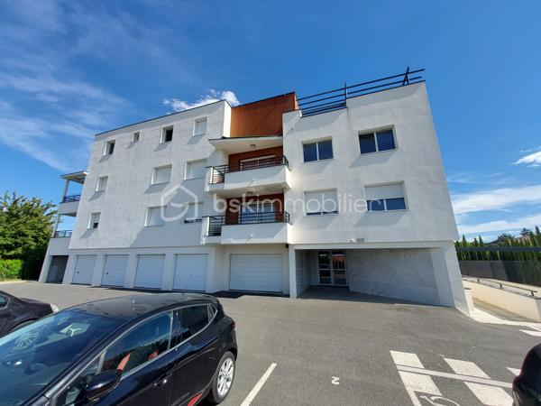 🏡 CLERMONT-FERRAND – T3 RÉCENT AVEC TERRASSE ET GARAGE EN SOUS-SOL

Et si vous n’aviez plus qu’à poser vos valises ?

Je vous invite à découvrir ce bel appartement T3 de **65 m²**, situé au **2ᵉ étage avec ascenseur** d'une résidence récente de **2020**, fermée et sécurisée, offrant confort, modernité et sérénité au quotidien.

✨ **Ses atouts :**
✔ Résidence de standing avec visiophone et accès sécurisé
✔ Belle pièce de vie lumineuse ouvrant sur une agréable terrasse exposée **Sud-Est**
✔ Cuisine fonctionnelle ouverte sur le séjour
✔ Deux chambres avec placards intégrés
✔ Salle d'eau moderne
✔ WC indépendant
✔ Vue dégagée depuis la terrasse

Pour votre confort, vous bénéficierez également d'un **garage fermé en sous-sol**, un véritable avantage en ville.

🔥 Chauffage individuel au gaz
📈 DPE : C

Idéalement situé à Clermont-Ferrand, cet appartement conviendra parfaitement à un couple, une petite famille ou un investisseur recherchant un bien récent sans travaux.

📞 Une visite s'impose ! Contactez-moi dès maintenant pour découvrir ce bien.

**Anthony Dée**
BSK Immobilier
📱 06 69 01 87 56
📧 [a.dee@bskimmobilier.com](mailto:a.dee@bskimmobilier.com)