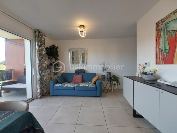 🏡 CLERMONT-FERRAND – T3 RÉCENT AVEC TERRASSE ET GARAGE EN SOUS-SOL

Et si vous n’aviez plus qu’à poser vos valises ?

Je vous invite à découvrir ce bel appartement T3 de **65 m²**, situé au **2ᵉ étage avec ascenseur** d'une résidence récente de **2020**, fermée et sécurisée, offrant confort, modernité et sérénité au quotidien.

✨ **Ses atouts :**
✔ Résidence de standing avec visiophone et accès sécurisé
✔ Belle pièce de vie lumineuse ouvrant sur une agréable terrasse exposée **Sud-Est**
✔ Cuisine fonctionnelle ouverte sur le séjour
✔ Deux chambres avec placards intégrés
✔ Salle d'eau moderne
✔ WC indépendant
✔ Vue dégagée depuis la terrasse

Pour votre confort, vous bénéficierez également d'un **garage fermé en sous-sol**, un véritable avantage en ville.

🔥 Chauffage individuel au gaz
📈 DPE : C

Idéalement situé à Clermont-Ferrand, cet appartement conviendra parfaitement à un couple, une petite famille ou un investisseur recherchant un bien récent sans travaux.

📞 Une visite s'impose ! Contactez-moi dès maintenant pour découvrir ce bien.

**Anthony Dée**
BSK Immobilier
📱 06 69 01 87 56
📧 [a.dee@bskimmobilier.com](mailto:a.dee@bskimmobilier.com)