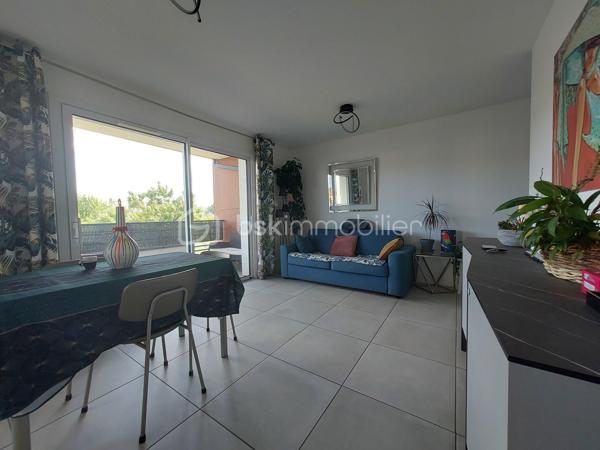 🏡 CLERMONT-FERRAND – T3 RÉCENT AVEC TERRASSE ET GARAGE EN SOUS-SOL

Et si vous n’aviez plus qu’à poser vos valises ?

Je vous invite à découvrir ce bel appartement T3 de **65 m²**, situé au **2ᵉ étage avec ascenseur** d'une résidence récente de **2020**, fermée et sécurisée, offrant confort, modernité et sérénité au quotidien.

✨ **Ses atouts :**
✔ Résidence de standing avec visiophone et accès sécurisé
✔ Belle pièce de vie lumineuse ouvrant sur une agréable terrasse exposée **Sud-Est**
✔ Cuisine fonctionnelle ouverte sur le séjour
✔ Deux chambres avec placards intégrés
✔ Salle d'eau moderne
✔ WC indépendant
✔ Vue dégagée depuis la terrasse

Pour votre confort, vous bénéficierez également d'un **garage fermé en sous-sol**, un véritable avantage en ville.

🔥 Chauffage individuel au gaz
📈 DPE : C

Idéalement situé à Clermont-Ferrand, cet appartement conviendra parfaitement à un couple, une petite famille ou un investisseur recherchant un bien récent sans travaux.

📞 Une visite s'impose ! Contactez-moi dès maintenant pour découvrir ce bien.

**Anthony Dée**
BSK Immobilier
📱 06 69 01 87 56
📧 [a.dee@bskimmobilier.com](mailto:a.dee@bskimmobilier.com)