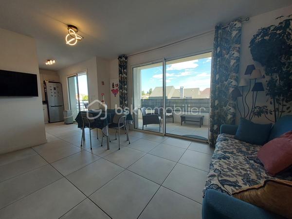 🏡 CLERMONT-FERRAND – T3 RÉCENT AVEC TERRASSE ET GARAGE EN SOUS-SOL

Et si vous n’aviez plus qu’à poser vos valises ?

Je vous invite à découvrir ce bel appartement T3 de **65 m²**, situé au **2ᵉ étage avec ascenseur** d'une résidence récente de **2020**, fermée et sécurisée, offrant confort, modernité et sérénité au quotidien.

✨ **Ses atouts :**
✔ Résidence de standing avec visiophone et accès sécurisé
✔ Belle pièce de vie lumineuse ouvrant sur une agréable terrasse exposée **Sud-Est**
✔ Cuisine fonctionnelle ouverte sur le séjour
✔ Deux chambres avec placards intégrés
✔ Salle d'eau moderne
✔ WC indépendant
✔ Vue dégagée depuis la terrasse

Pour votre confort, vous bénéficierez également d'un **garage fermé en sous-sol**, un véritable avantage en ville.

🔥 Chauffage individuel au gaz
📈 DPE : C

Idéalement situé à Clermont-Ferrand, cet appartement conviendra parfaitement à un couple, une petite famille ou un investisseur recherchant un bien récent sans travaux.

📞 Une visite s'impose ! Contactez-moi dès maintenant pour découvrir ce bien.

**Anthony Dée**
BSK Immobilier
📱 06 69 01 87 56
📧 [a.dee@bskimmobilier.com](mailto:a.dee@bskimmobilier.com)