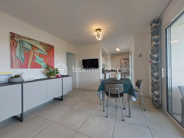 🏡 CLERMONT-FERRAND – T3 RÉCENT AVEC TERRASSE ET GARAGE EN SOUS-SOL

Et si vous n’aviez plus qu’à poser vos valises ?

Je vous invite à découvrir ce bel appartement T3 de **65 m²**, situé au **2ᵉ étage avec ascenseur** d'une résidence récente de **2020**, fermée et sécurisée, offrant confort, modernité et sérénité au quotidien.

✨ **Ses atouts :**
✔ Résidence de standing avec visiophone et accès sécurisé
✔ Belle pièce de vie lumineuse ouvrant sur une agréable terrasse exposée **Sud-Est**
✔ Cuisine fonctionnelle ouverte sur le séjour
✔ Deux chambres avec placards intégrés
✔ Salle d'eau moderne
✔ WC indépendant
✔ Vue dégagée depuis la terrasse

Pour votre confort, vous bénéficierez également d'un **garage fermé en sous-sol**, un véritable avantage en ville.

🔥 Chauffage individuel au gaz
📈 DPE : C

Idéalement situé à Clermont-Ferrand, cet appartement conviendra parfaitement à un couple, une petite famille ou un investisseur recherchant un bien récent sans travaux.

📞 Une visite s'impose ! Contactez-moi dès maintenant pour découvrir ce bien.

**Anthony Dée**
BSK Immobilier
📱 06 69 01 87 56
📧 [a.dee@bskimmobilier.com](mailto:a.dee@bskimmobilier.com)