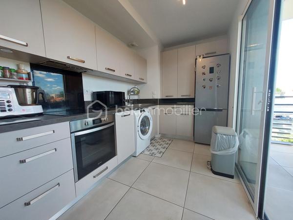 🏡 CLERMONT-FERRAND – T3 RÉCENT AVEC TERRASSE ET GARAGE EN SOUS-SOL

Et si vous n’aviez plus qu’à poser vos valises ?

Je vous invite à découvrir ce bel appartement T3 de **65 m²**, situé au **2ᵉ étage avec ascenseur** d'une résidence récente de **2020**, fermée et sécurisée, offrant confort, modernité et sérénité au quotidien.

✨ **Ses atouts :**
✔ Résidence de standing avec visiophone et accès sécurisé
✔ Belle pièce de vie lumineuse ouvrant sur une agréable terrasse exposée **Sud-Est**
✔ Cuisine fonctionnelle ouverte sur le séjour
✔ Deux chambres avec placards intégrés
✔ Salle d'eau moderne
✔ WC indépendant
✔ Vue dégagée depuis la terrasse

Pour votre confort, vous bénéficierez également d'un **garage fermé en sous-sol**, un véritable avantage en ville.

🔥 Chauffage individuel au gaz
📈 DPE : C

Idéalement situé à Clermont-Ferrand, cet appartement conviendra parfaitement à un couple, une petite famille ou un investisseur recherchant un bien récent sans travaux.

📞 Une visite s'impose ! Contactez-moi dès maintenant pour découvrir ce bien.

**Anthony Dée**
BSK Immobilier
📱 06 69 01 87 56
📧 [a.dee@bskimmobilier.com](mailto:a.dee@bskimmobilier.com)