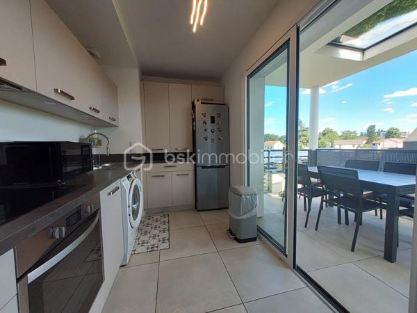 🏡 CLERMONT-FERRAND – T3 RÉCENT AVEC TERRASSE ET GARAGE EN SOUS-SOL

Et si vous n’aviez plus qu’à poser vos valises ?

Je vous invite à découvrir ce bel appartement T3 de **65 m²**, situé au **2ᵉ étage avec ascenseur** d'une résidence récente de **2020**, fermée et sécurisée, offrant confort, modernité et sérénité au quotidien.

✨ **Ses atouts :**
✔ Résidence de standing avec visiophone et accès sécurisé
✔ Belle pièce de vie lumineuse ouvrant sur une agréable terrasse exposée **Sud-Est**
✔ Cuisine fonctionnelle ouverte sur le séjour
✔ Deux chambres avec placards intégrés
✔ Salle d'eau moderne
✔ WC indépendant
✔ Vue dégagée depuis la terrasse

Pour votre confort, vous bénéficierez également d'un **garage fermé en sous-sol**, un véritable avantage en ville.

🔥 Chauffage individuel au gaz
📈 DPE : C

Idéalement situé à Clermont-Ferrand, cet appartement conviendra parfaitement à un couple, une petite famille ou un investisseur recherchant un bien récent sans travaux.

📞 Une visite s'impose ! Contactez-moi dès maintenant pour découvrir ce bien.

**Anthony Dée**
BSK Immobilier
📱 06 69 01 87 56
📧 [a.dee@bskimmobilier.com](mailto:a.dee@bskimmobilier.com)