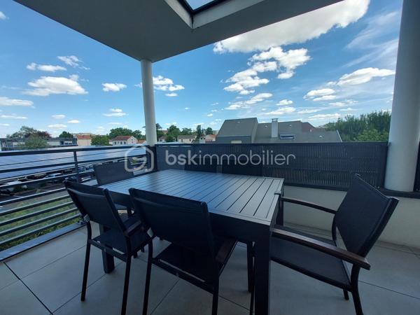 🏡 CLERMONT-FERRAND – T3 RÉCENT AVEC TERRASSE ET GARAGE EN SOUS-SOL

Et si vous n’aviez plus qu’à poser vos valises ?

Je vous invite à découvrir ce bel appartement T3 de **65 m²**, situé au **2ᵉ étage avec ascenseur** d'une résidence récente de **2020**, fermée et sécurisée, offrant confort, modernité et sérénité au quotidien.

✨ **Ses atouts :**
✔ Résidence de standing avec visiophone et accès sécurisé
✔ Belle pièce de vie lumineuse ouvrant sur une agréable terrasse exposée **Sud-Est**
✔ Cuisine fonctionnelle ouverte sur le séjour
✔ Deux chambres avec placards intégrés
✔ Salle d'eau moderne
✔ WC indépendant
✔ Vue dégagée depuis la terrasse

Pour votre confort, vous bénéficierez également d'un **garage fermé en sous-sol**, un véritable avantage en ville.

🔥 Chauffage individuel au gaz
📈 DPE : C

Idéalement situé à Clermont-Ferrand, cet appartement conviendra parfaitement à un couple, une petite famille ou un investisseur recherchant un bien récent sans travaux.

📞 Une visite s'impose ! Contactez-moi dès maintenant pour découvrir ce bien.

**Anthony Dée**
BSK Immobilier
📱 06 69 01 87 56
📧 [a.dee@bskimmobilier.com](mailto:a.dee@bskimmobilier.com)