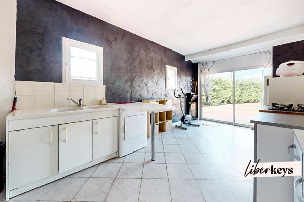 SAINT RÉMY - VILLA PLAIN PIED non mitoyenne - SALON 40 M² - 3 CHAMBRES - BUANDERIE - 1185 M² TERRAIN