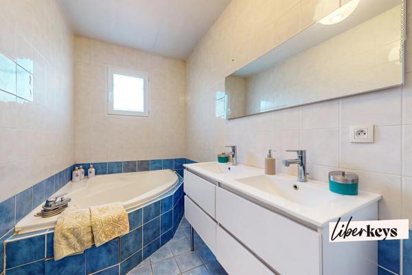 SAINT RÉMY - VILLA PLAIN PIED non mitoyenne - SALON 40 M² - 3 CHAMBRES - BUANDERIE - 1185 M² TERRAIN