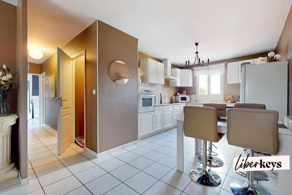 SAINT RÉMY - VILLA PLAIN PIED non mitoyenne - SALON 40 M² - 3 CHAMBRES - BUANDERIE - 1185 M² TERRAIN