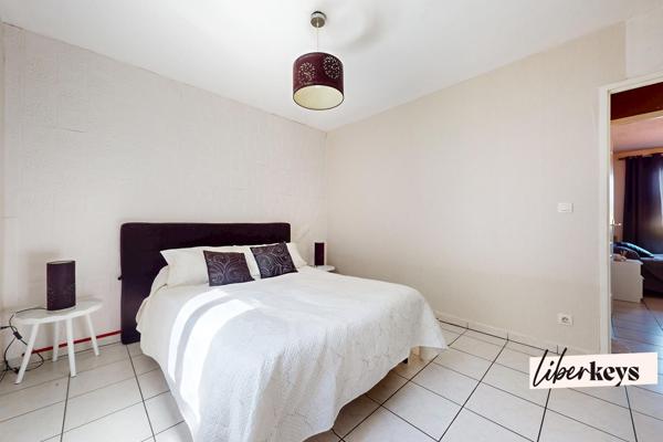 SAINT RÉMY - VILLA PLAIN PIED non mitoyenne - SALON 40 M² - 3 CHAMBRES - BUANDERIE - 1185 M² TERRAIN
