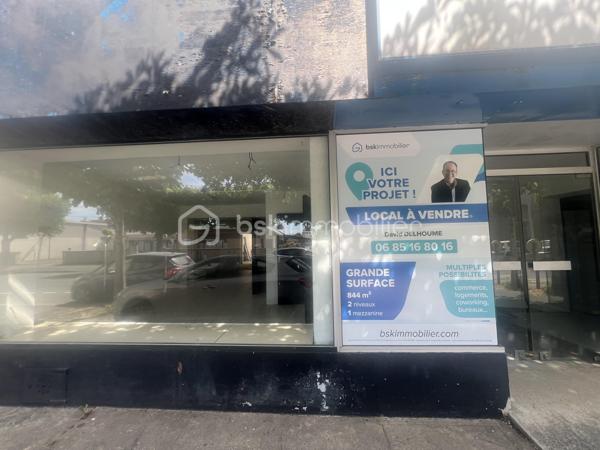 À Châteauroux, sur l'avenue de La Châtre, découvrez cet ensemble immobilier d'environ 844 m² développés offrant un potentiel rare de réaménagement et de valorisation.
Réparti sur plusieurs niveaux, le bâtiment propose actuellement :

Un vaste espace d'accueil et showroom
Plusieurs bureaux en rez-de-chaussée
Un important volume de stockage
Une mezzanine centrale
Plusieurs bureaux à l'étage
Salle de réunion
Sanitaires sur différents niveaux
Combles aménageables
Sous-sol avec caves et locaux techniques
Accès piéton indépendant
Accès véhicule permettant la livraison ou le stockage
L'architecture intérieure, les volumes disponibles et la distribution des espaces ouvrent la voie à de nombreux projets :
✔ Siège d'entreprise
✔ Activité artisanale ou commerciale
✔ Plateforme de stockage
✔ Centre de formation
✔ Espace de coworking
✔ Division en plusieurs cellules professionnelles
✔ Projet mixte bureaux / activité
✔ Transformation en logements ou résidence de services sous réserve des autorisations administratives
Les travaux à prévoir permettront au futur acquéreur d'adapter entièrement le bien à son projet et d'en révéler tout le potentiel.
Les atouts :
Surface rare sur le marché castelroussin
Environ 844 m² développés
2 niveaux + mezzanine + combles
Accès véhicule
Nombreuses possibilités d'exploitation
Stationnement gratuit à proximité
Emplacement visible sur axe passant
Un bien destiné aux investisseurs, entrepreneurs et marchands de biens recherchant un actif à forte capacité de valorisation.
