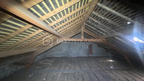 À Châteauroux, sur l'avenue de La Châtre, découvrez cet ensemble immobilier d'environ 844 m² développés offrant un potentiel rare de réaménagement et de valorisation.
Réparti sur plusieurs niveaux, le bâtiment propose actuellement :

Un vaste espace d'accueil et showroom
Plusieurs bureaux en rez-de-chaussée
Un important volume de stockage
Une mezzanine centrale
Plusieurs bureaux à l'étage
Salle de réunion
Sanitaires sur différents niveaux
Combles aménageables
Sous-sol avec caves et locaux techniques
Accès piéton indépendant
Accès véhicule permettant la livraison ou le stockage
L'architecture intérieure, les volumes disponibles et la distribution des espaces ouvrent la voie à de nombreux projets :
✔ Siège d'entreprise
✔ Activité artisanale ou commerciale
✔ Plateforme de stockage
✔ Centre de formation
✔ Espace de coworking
✔ Division en plusieurs cellules professionnelles
✔ Projet mixte bureaux / activité
✔ Transformation en logements ou résidence de services sous réserve des autorisations administratives
Les travaux à prévoir permettront au futur acquéreur d'adapter entièrement le bien à son projet et d'en révéler tout le potentiel.
Les atouts :
Surface rare sur le marché castelroussin
Environ 844 m² développés
2 niveaux + mezzanine + combles
Accès véhicule
Nombreuses possibilités d'exploitation
Stationnement gratuit à proximité
Emplacement visible sur axe passant
Un bien destiné aux investisseurs, entrepreneurs et marchands de biens recherchant un actif à forte capacité de valorisation.