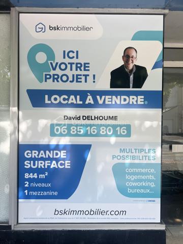 À Châteauroux, sur l'avenue de La Châtre, découvrez cet ensemble immobilier d'environ 844 m² développés offrant un potentiel rare de réaménagement et de valorisation.
Réparti sur plusieurs niveaux, le bâtiment propose actuellement :

Un vaste espace d'accueil et showroom
Plusieurs bureaux en rez-de-chaussée
Un important volume de stockage
Une mezzanine centrale
Plusieurs bureaux à l'étage
Salle de réunion
Sanitaires sur différents niveaux
Combles aménageables
Sous-sol avec caves et locaux techniques
Accès piéton indépendant
Accès véhicule permettant la livraison ou le stockage
L'architecture intérieure, les volumes disponibles et la distribution des espaces ouvrent la voie à de nombreux projets :
✔ Siège d'entreprise
✔ Activité artisanale ou commerciale
✔ Plateforme de stockage
✔ Centre de formation
✔ Espace de coworking
✔ Division en plusieurs cellules professionnelles
✔ Projet mixte bureaux / activité
✔ Transformation en logements ou résidence de services sous réserve des autorisations administratives
Les travaux à prévoir permettront au futur acquéreur d'adapter entièrement le bien à son projet et d'en révéler tout le potentiel.
Les atouts :
Surface rare sur le marché castelroussin
Environ 844 m² développés
2 niveaux + mezzanine + combles
Accès véhicule
Nombreuses possibilités d'exploitation
Stationnement gratuit à proximité
Emplacement visible sur axe passant
Un bien destiné aux investisseurs, entrepreneurs et marchands de biens recherchant un actif à forte capacité de valorisation.