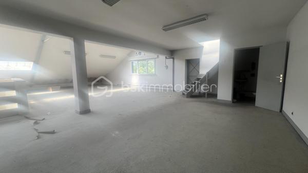À Châteauroux, sur l'avenue de La Châtre, découvrez cet ensemble immobilier d'environ 844 m² développés offrant un potentiel rare de réaménagement et de valorisation.
Réparti sur plusieurs niveaux, le bâtiment propose actuellement :

Un vaste espace d'accueil et showroom
Plusieurs bureaux en rez-de-chaussée
Un important volume de stockage
Une mezzanine centrale
Plusieurs bureaux à l'étage
Salle de réunion
Sanitaires sur différents niveaux
Combles aménageables
Sous-sol avec caves et locaux techniques
Accès piéton indépendant
Accès véhicule permettant la livraison ou le stockage
L'architecture intérieure, les volumes disponibles et la distribution des espaces ouvrent la voie à de nombreux projets :
✔ Siège d'entreprise
✔ Activité artisanale ou commerciale
✔ Plateforme de stockage
✔ Centre de formation
✔ Espace de coworking
✔ Division en plusieurs cellules professionnelles
✔ Projet mixte bureaux / activité
✔ Transformation en logements ou résidence de services sous réserve des autorisations administratives
Les travaux à prévoir permettront au futur acquéreur d'adapter entièrement le bien à son projet et d'en révéler tout le potentiel.
Les atouts :
Surface rare sur le marché castelroussin
Environ 844 m² développés
2 niveaux + mezzanine + combles
Accès véhicule
Nombreuses possibilités d'exploitation
Stationnement gratuit à proximité
Emplacement visible sur axe passant
Un bien destiné aux investisseurs, entrepreneurs et marchands de biens recherchant un actif à forte capacité de valorisation.
