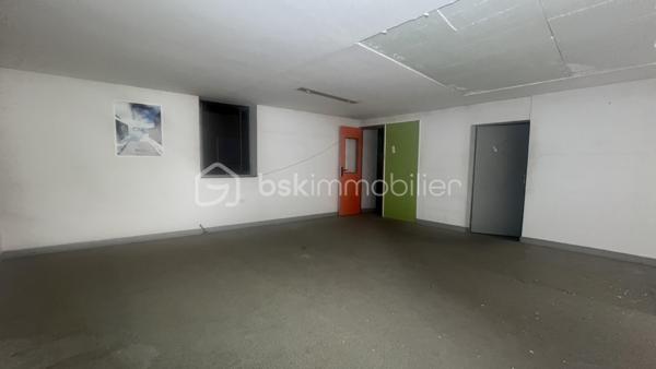 À Châteauroux, sur l'avenue de La Châtre, découvrez cet ensemble immobilier d'environ 844 m² développés offrant un potentiel rare de réaménagement et de valorisation.
Réparti sur plusieurs niveaux, le bâtiment propose actuellement :

Un vaste espace d'accueil et showroom
Plusieurs bureaux en rez-de-chaussée
Un important volume de stockage
Une mezzanine centrale
Plusieurs bureaux à l'étage
Salle de réunion
Sanitaires sur différents niveaux
Combles aménageables
Sous-sol avec caves et locaux techniques
Accès piéton indépendant
Accès véhicule permettant la livraison ou le stockage
L'architecture intérieure, les volumes disponibles et la distribution des espaces ouvrent la voie à de nombreux projets :
✔ Siège d'entreprise
✔ Activité artisanale ou commerciale
✔ Plateforme de stockage
✔ Centre de formation
✔ Espace de coworking
✔ Division en plusieurs cellules professionnelles
✔ Projet mixte bureaux / activité
✔ Transformation en logements ou résidence de services sous réserve des autorisations administratives
Les travaux à prévoir permettront au futur acquéreur d'adapter entièrement le bien à son projet et d'en révéler tout le potentiel.
Les atouts :
Surface rare sur le marché castelroussin
Environ 844 m² développés
2 niveaux + mezzanine + combles
Accès véhicule
Nombreuses possibilités d'exploitation
Stationnement gratuit à proximité
Emplacement visible sur axe passant
Un bien destiné aux investisseurs, entrepreneurs et marchands de biens recherchant un actif à forte capacité de valorisation.