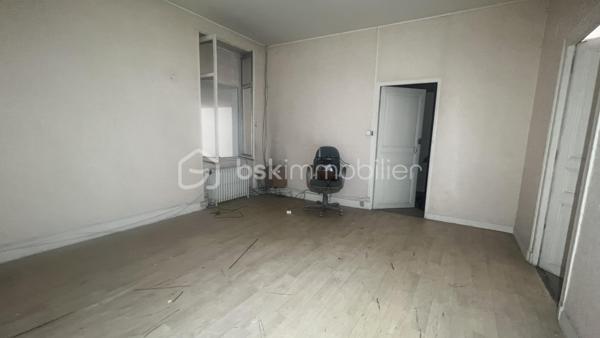 À Châteauroux, sur l'avenue de La Châtre, découvrez cet ensemble immobilier d'environ 844 m² développés offrant un potentiel rare de réaménagement et de valorisation.
Réparti sur plusieurs niveaux, le bâtiment propose actuellement :

Un vaste espace d'accueil et showroom
Plusieurs bureaux en rez-de-chaussée
Un important volume de stockage
Une mezzanine centrale
Plusieurs bureaux à l'étage
Salle de réunion
Sanitaires sur différents niveaux
Combles aménageables
Sous-sol avec caves et locaux techniques
Accès piéton indépendant
Accès véhicule permettant la livraison ou le stockage
L'architecture intérieure, les volumes disponibles et la distribution des espaces ouvrent la voie à de nombreux projets :
✔ Siège d'entreprise
✔ Activité artisanale ou commerciale
✔ Plateforme de stockage
✔ Centre de formation
✔ Espace de coworking
✔ Division en plusieurs cellules professionnelles
✔ Projet mixte bureaux / activité
✔ Transformation en logements ou résidence de services sous réserve des autorisations administratives
Les travaux à prévoir permettront au futur acquéreur d'adapter entièrement le bien à son projet et d'en révéler tout le potentiel.
Les atouts :
Surface rare sur le marché castelroussin
Environ 844 m² développés
2 niveaux + mezzanine + combles
Accès véhicule
Nombreuses possibilités d'exploitation
Stationnement gratuit à proximité
Emplacement visible sur axe passant
Un bien destiné aux investisseurs, entrepreneurs et marchands de biens recherchant un actif à forte capacité de valorisation.
