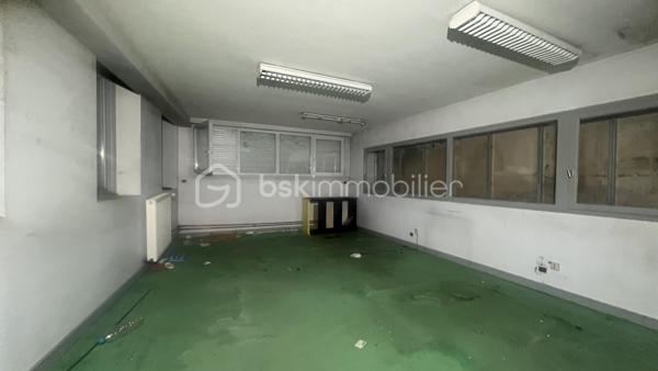 À Châteauroux, sur l'avenue de La Châtre, découvrez cet ensemble immobilier d'environ 844 m² développés offrant un potentiel rare de réaménagement et de valorisation.
Réparti sur plusieurs niveaux, le bâtiment propose actuellement :

Un vaste espace d'accueil et showroom
Plusieurs bureaux en rez-de-chaussée
Un important volume de stockage
Une mezzanine centrale
Plusieurs bureaux à l'étage
Salle de réunion
Sanitaires sur différents niveaux
Combles aménageables
Sous-sol avec caves et locaux techniques
Accès piéton indépendant
Accès véhicule permettant la livraison ou le stockage
L'architecture intérieure, les volumes disponibles et la distribution des espaces ouvrent la voie à de nombreux projets :
✔ Siège d'entreprise
✔ Activité artisanale ou commerciale
✔ Plateforme de stockage
✔ Centre de formation
✔ Espace de coworking
✔ Division en plusieurs cellules professionnelles
✔ Projet mixte bureaux / activité
✔ Transformation en logements ou résidence de services sous réserve des autorisations administratives
Les travaux à prévoir permettront au futur acquéreur d'adapter entièrement le bien à son projet et d'en révéler tout le potentiel.
Les atouts :
Surface rare sur le marché castelroussin
Environ 844 m² développés
2 niveaux + mezzanine + combles
Accès véhicule
Nombreuses possibilités d'exploitation
Stationnement gratuit à proximité
Emplacement visible sur axe passant
Un bien destiné aux investisseurs, entrepreneurs et marchands de biens recherchant un actif à forte capacité de valorisation.