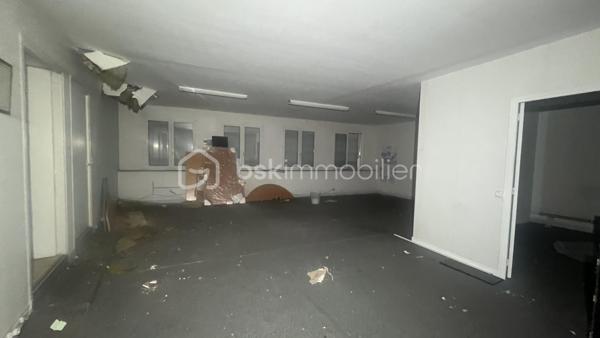 À Châteauroux, sur l'avenue de La Châtre, découvrez cet ensemble immobilier d'environ 844 m² développés offrant un potentiel rare de réaménagement et de valorisation.
Réparti sur plusieurs niveaux, le bâtiment propose actuellement :

Un vaste espace d'accueil et showroom
Plusieurs bureaux en rez-de-chaussée
Un important volume de stockage
Une mezzanine centrale
Plusieurs bureaux à l'étage
Salle de réunion
Sanitaires sur différents niveaux
Combles aménageables
Sous-sol avec caves et locaux techniques
Accès piéton indépendant
Accès véhicule permettant la livraison ou le stockage
L'architecture intérieure, les volumes disponibles et la distribution des espaces ouvrent la voie à de nombreux projets :
✔ Siège d'entreprise
✔ Activité artisanale ou commerciale
✔ Plateforme de stockage
✔ Centre de formation
✔ Espace de coworking
✔ Division en plusieurs cellules professionnelles
✔ Projet mixte bureaux / activité
✔ Transformation en logements ou résidence de services sous réserve des autorisations administratives
Les travaux à prévoir permettront au futur acquéreur d'adapter entièrement le bien à son projet et d'en révéler tout le potentiel.
Les atouts :
Surface rare sur le marché castelroussin
Environ 844 m² développés
2 niveaux + mezzanine + combles
Accès véhicule
Nombreuses possibilités d'exploitation
Stationnement gratuit à proximité
Emplacement visible sur axe passant
Un bien destiné aux investisseurs, entrepreneurs et marchands de biens recherchant un actif à forte capacité de valorisation.