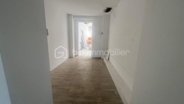 À Châteauroux, sur l'avenue de La Châtre, découvrez cet ensemble immobilier d'environ 844 m² développés offrant un potentiel rare de réaménagement et de valorisation.
Réparti sur plusieurs niveaux, le bâtiment propose actuellement :

Un vaste espace d'accueil et showroom
Plusieurs bureaux en rez-de-chaussée
Un important volume de stockage
Une mezzanine centrale
Plusieurs bureaux à l'étage
Salle de réunion
Sanitaires sur différents niveaux
Combles aménageables
Sous-sol avec caves et locaux techniques
Accès piéton indépendant
Accès véhicule permettant la livraison ou le stockage
L'architecture intérieure, les volumes disponibles et la distribution des espaces ouvrent la voie à de nombreux projets :
✔ Siège d'entreprise
✔ Activité artisanale ou commerciale
✔ Plateforme de stockage
✔ Centre de formation
✔ Espace de coworking
✔ Division en plusieurs cellules professionnelles
✔ Projet mixte bureaux / activité
✔ Transformation en logements ou résidence de services sous réserve des autorisations administratives
Les travaux à prévoir permettront au futur acquéreur d'adapter entièrement le bien à son projet et d'en révéler tout le potentiel.
Les atouts :
Surface rare sur le marché castelroussin
Environ 844 m² développés
2 niveaux + mezzanine + combles
Accès véhicule
Nombreuses possibilités d'exploitation
Stationnement gratuit à proximité
Emplacement visible sur axe passant
Un bien destiné aux investisseurs, entrepreneurs et marchands de biens recherchant un actif à forte capacité de valorisation.