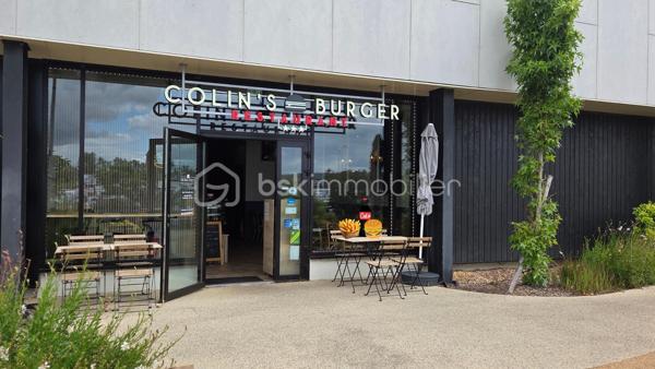 🍔 À VENDRE – FONDS DE COMMERCE DE RESTAURATION RAPIDE « COLLIN'S BURGER » À LOUVIERS (27) 🍔
💥 UNE OPPORTUNITÉ CLÉ EN MAIN AU FORT POTENTIEL DE DÉVELOPPEMENT !
Vous souhaitez reprendre une affaire rentable, reconnue localement et immédiatement exploitable ? Découvrez Collin's Burger, une enseigne appréciée bénéficiant d'une excellente notoriété et d'une clientèle fidèle.
Idéalement situé à Louviers, à proximité immédiate de l'A13 et au cœur d'un environnement commercial dynamique, cet établissement profite d'un emplacement stratégique offrant visibilité, accessibilité et attractivité.

⭐ LES ATOUTS DE CETTE AFFAIRE

✔ Restaurant reconnu et apprécié de sa clientèle
✔ 20 places assises en salle
✔ 20 places en terrasse
✔ Parking à proximité immédiate
✔ Matériel professionnel complet en excellent état (moins de 3 ans)
✔ Établissement aux normes avec sanitaires PMR
✔ Aucun investissement à prévoir
✔ Reprise immédiate possible

📈 UN POTENTIEL DE CROISSANCE IMPORTANT

L'activité actuelle est exploitée du mardi au samedi, midi et soir, laissant de réelles perspectives de développement :
✔ Déploiement de la livraison
✔ Renforcement de la vente à emporter
✔ Extension des horaires et jours d'ouverture

💼 UNE AFFAIRE SAINE ET RENTABLE
L'établissement bénéficie d'un chiffre d'affaires attractif, d'une clientèle régulière et d'une excellente réputation locale.

 ✔ Prix de vente : 105 000 €
 ✔ Loyer : 1 562 € TTC / mois

 ✔ Une opportunité rare sur le secteur. Contactez moi dès maintenant pour découvrir tout                       le potentiel de cette belle affaire !
      Malika COULANGES
      Conseillère Immobilier – BSK Immobilier
      📞06 83 30 17 01